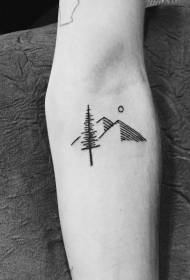 Braccio semplice albero di inchiostro nero con tacco e tatuaggio di montagna