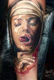 Faarf seductive weiblech Portrait Tattoo am Aarm realistesche Stil