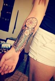 dievča rameno farebné tetovanie sen lapač snov