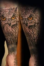 Colorido cadro de tatuaxe de curuxa con estilo realista de brazo