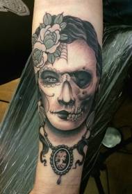 Tattoo ya jadi ya nusu ya kike ya mwanamke nusu ya squat tattoo