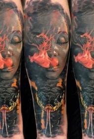 Arm glamorös vacker rökning kvinna med orm tatuering mönster