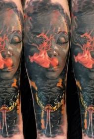 Brazo glamorosa hermosa mujer fumando con patrón de tatuaje de serpiente