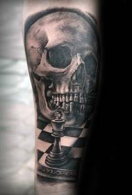braț craniu stil negru gri și model de tatuaj figura de șah