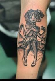 검은 회색 만화 캐릭터 문신 그림에 작은 팔을 가진 문신 만화 캐릭터 소녀