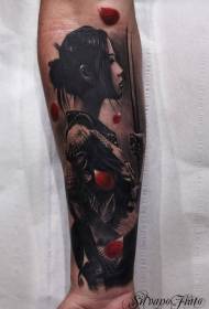 手臂顏色美麗的日本藝妓紋身圖案