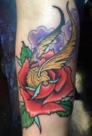Armfarget roseblomst med Quidditch ball tatoveringsmønster