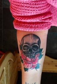 手臂彩色的頭骨與粉紅玫瑰紋身圖案