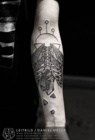 Esqueleto de braço preto com asas e padrão de tatuagem de picada de cristal