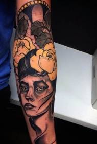 Ritratto di donna di colore del braccio con motivo a tatuaggio floreale