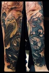 мала птица во боја на раката со шема на тетоважи со компас