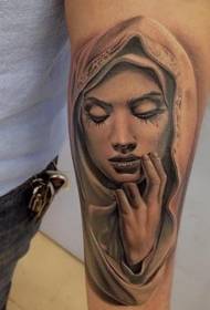 Tatuaje de retrato de brazo virxe relixioso católica realista brazo