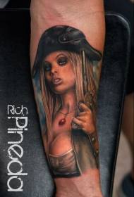 Hermosa tatuaxe de pirata de muller sexy de cor cos brazos