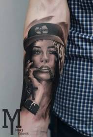 Muotokuva nainen ruskea ruskea hattu tatuointi malli