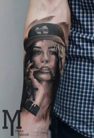 Ritratto di donna con cappello marrone marrone con motivo a tatuaggio