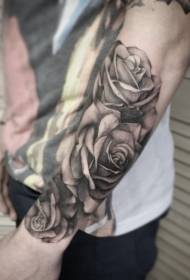 Brazo gris lavado estilo rosa tatuaje patrón