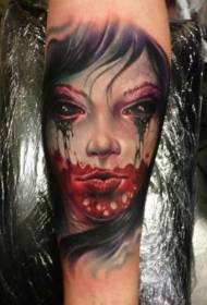 Tatuaje de muller de terror sanguento película de cor brazo