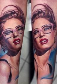 brazo lentes de sol realista cor tatuaxe retrato feminino