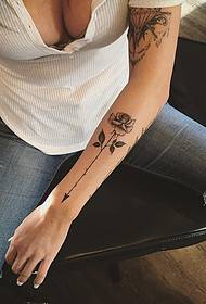 Маленькая рука Роза Стрелка Черно-серый узор татуировки