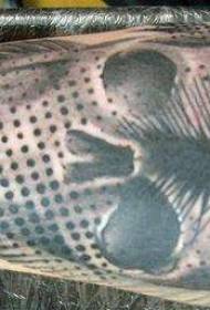 டிராகன்ஃபிளை வடிவத்துடன் சிறிய கை வித்தியாசமான வண்ணமயமான பச்சை பெரிய மீன்