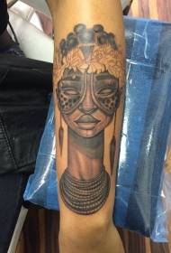 Arm kmenové styl kmenové ženy s šperky tetování
