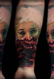 Ruke jezive krvave žene sa srčanom tetovažom