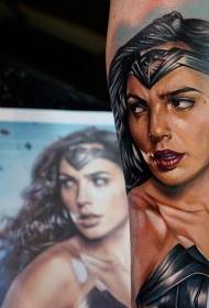 Immagine realistica del tatuaggio del ritratto della donna di colore del braccio femminile
