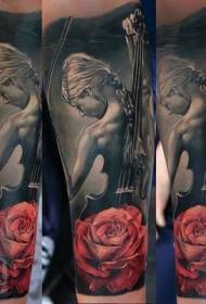 Braccio realistico donne di colore con tatuaggio rosa