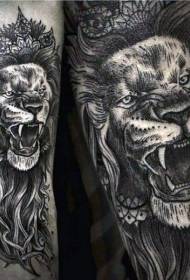 Brazo estilo de grabado negro y gris detallado patrón de tatuaje de león aullando