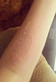 Niewidzialny wzór tatuażu małego ramienia z białym piórkiem