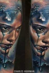 Rankos naujo stiliaus spalvingos paslaptingos moters portreto tatuiruotė