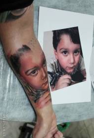 Rankos spalvos tikroviškas berniuko portreto tatuiruotės modelis
