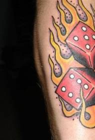Braço colorido queimando padrão de tatuagem dominó