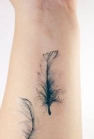 Татуировка рука серого невесомого пера