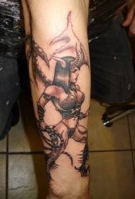 Рука коричневий жорстокої жінки татуювання візерунок