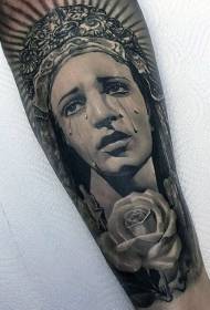 Estilo de realismo de braço rosa com tatuagem de mulher chorando