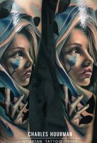 Modello realistico del tatuaggio del ritratto delle donne di colore del braccio