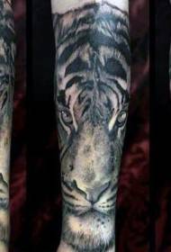 Naoružajte realističan uzorak tetovaže glave od tigra