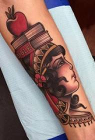 Bracciale tatuato, braccio da studente maschio, ritratto dipinto, immagine del tatuaggio