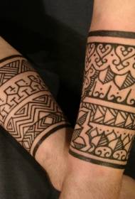 팔 검은 전통적인 부족 토템 문신 패턴