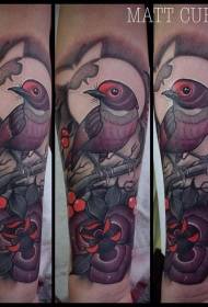 pieni käsivarsiväri iso lintu kukilla ja perhonen tatuointikuviolla