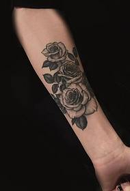 手臂，歐洲，玫瑰，黑色和灰色紋身圖案