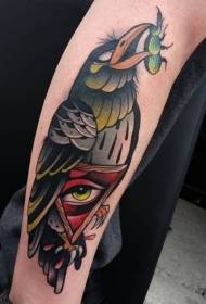Boja ruke velika vrana s trokutastim uzorkom tetovaže za oči