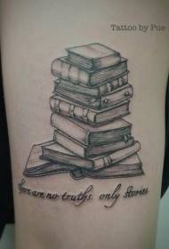แขนหนังสือที่เรียบง่ายและซีดด้วยรอยสักตัวอักษรภาษาอังกฤษ