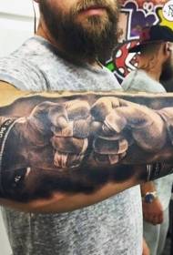 Brazo sorprendente tatuaje de peleador de estilo realista