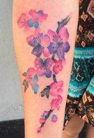 једноставан крак у облику акварела у једноставном узорку цвијета тетоважа