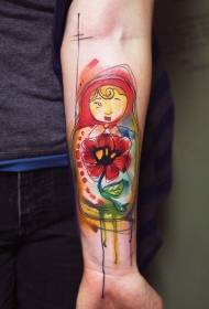 Tatuaj rus matryoshka colorat în stil acuarelă braț