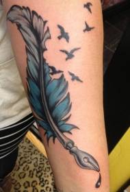 bracciu blu Piuma è mudellu di tatuaggi di uccelli
