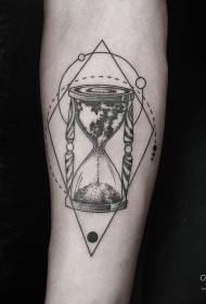 gamay nga estilo sa pagkulit sa bukton itom nga hourglass nga adunay sumbanan sa geometric nga tattoo