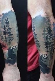 Un divertit braç guerrer asiàtic i un patró de tatuatge de bosc